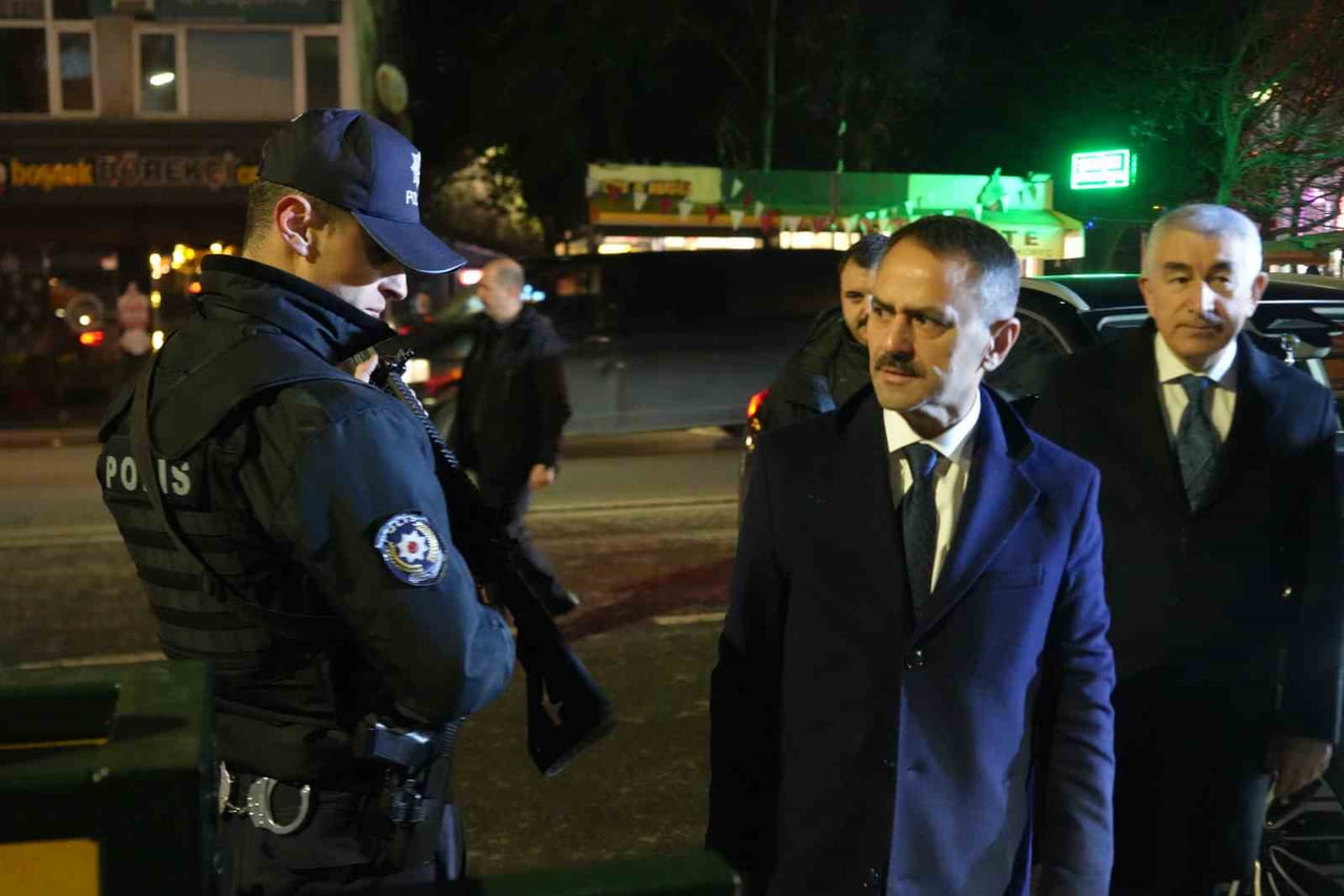 KOCAELİ VALİSİ İLHAMİ AKTAŞ, SARAYBAHÇE POLİS MERKEZİ AMİRLİĞİ’Nİ ZİYARET EDEREK POLİS EKİPLERİNE...