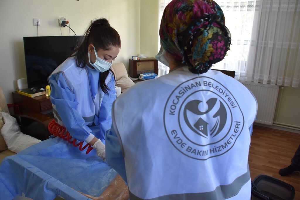 KOCASİNAN BELEDİYESİ İLE İL SAĞLIK MÜDÜRLÜĞÜ’NÜN İŞ BİRLİĞİYLE 2023 YILINDA HAYATA GEÇİRİLEN EVDE...