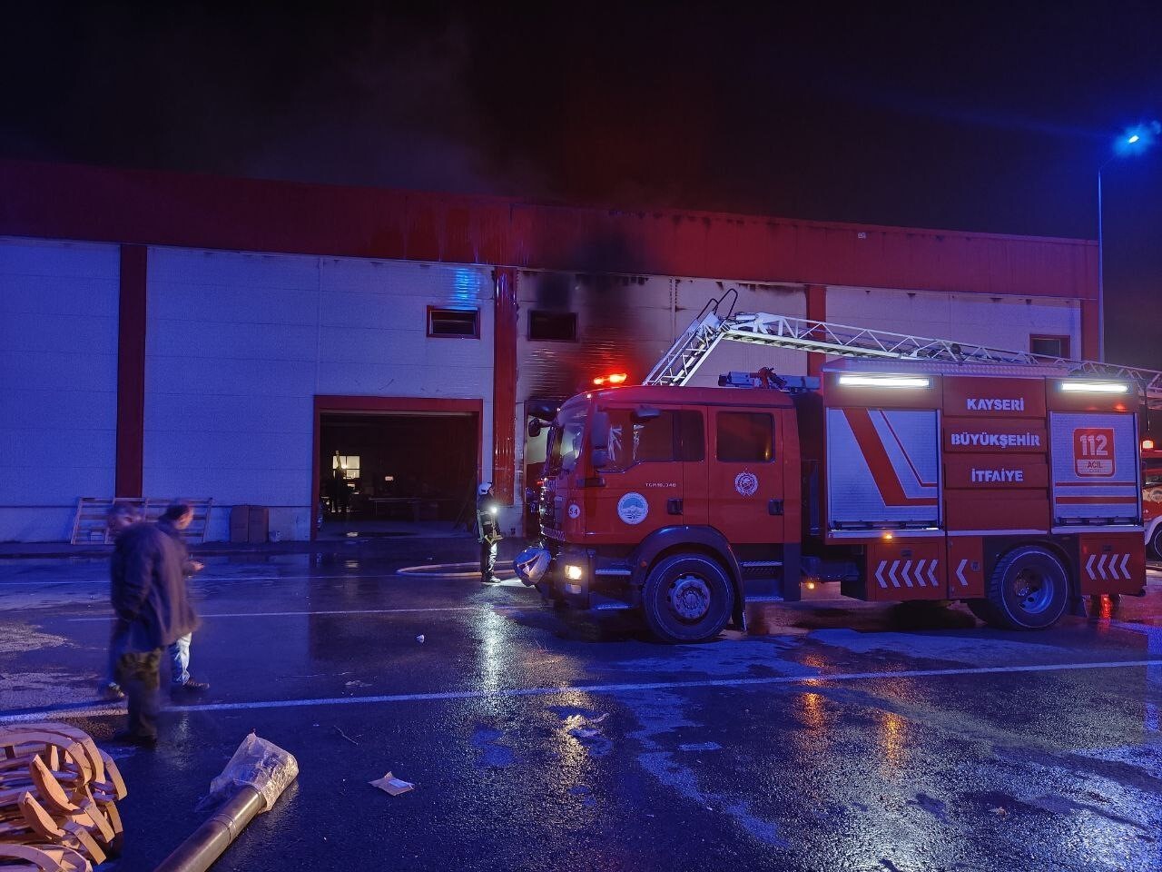 KOCASİNAN İLÇESİNDE MASA SANDALYE ÜRETİMİ YAPAN ATÖLYEDE ÇIKAN YANGIN EKİPLER TARAFINDAN...