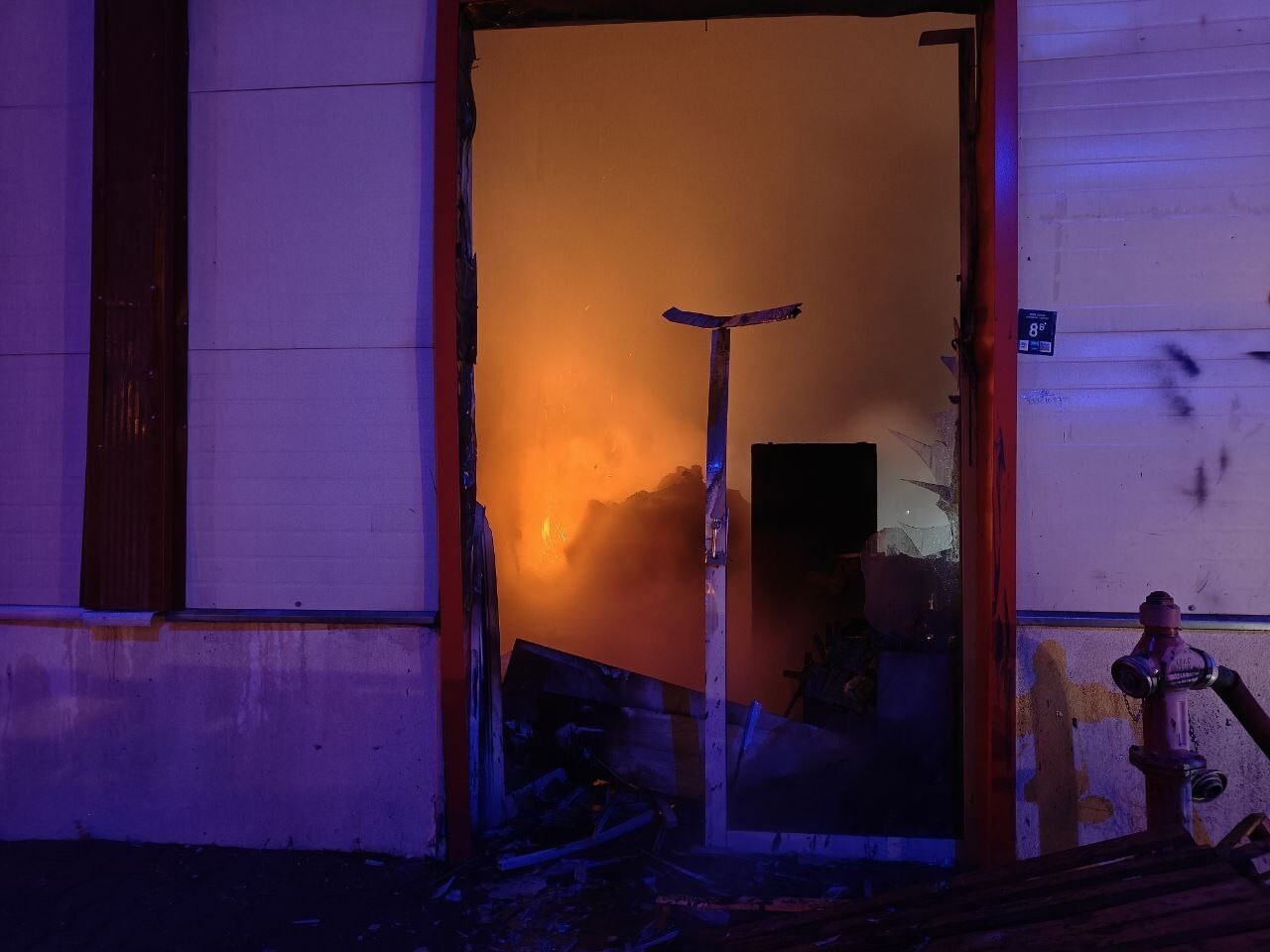 KOCASİNAN İLÇESİNDE MASA SANDALYE ÜRETİMİ YAPAN ATÖLYEDE ÇIKAN YANGIN EKİPLER TARAFINDAN...