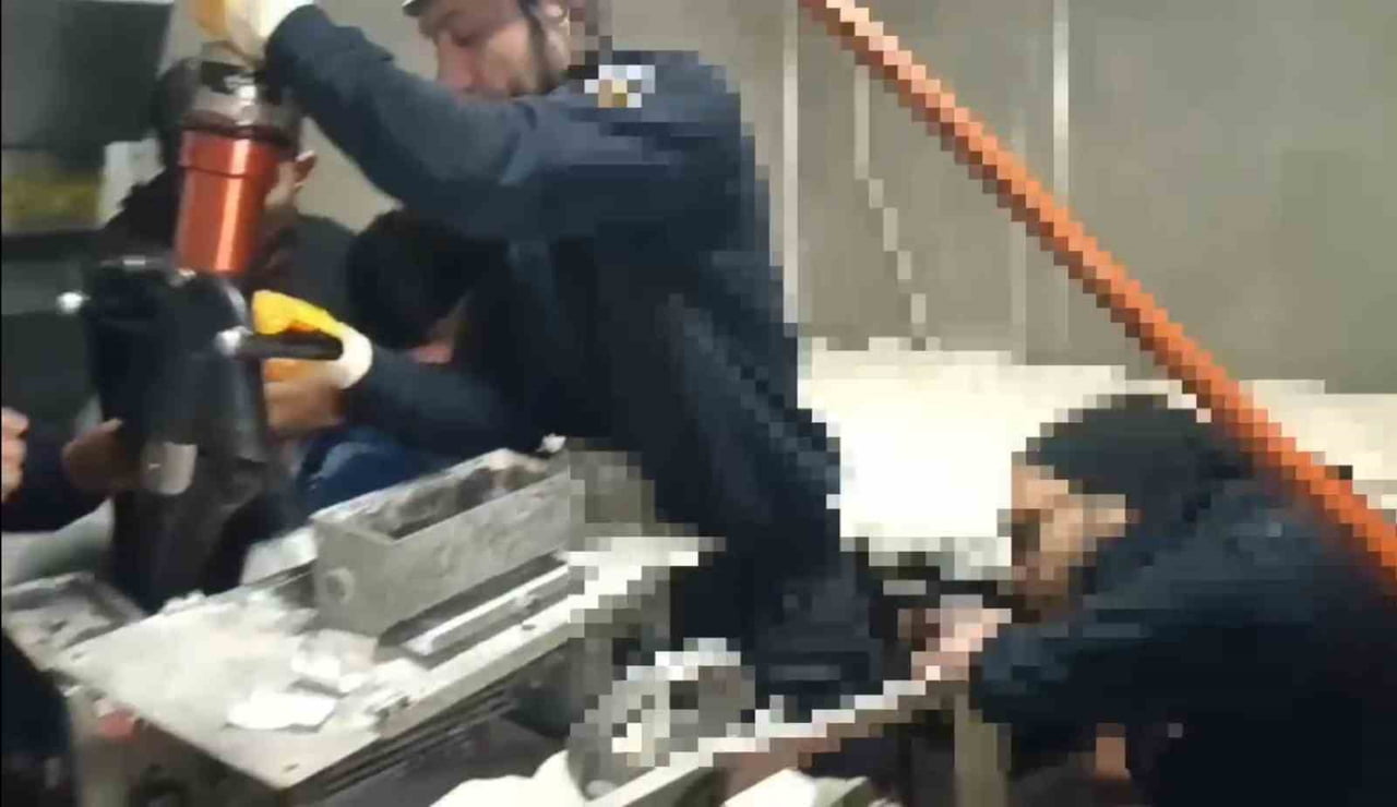 KOLU HAMUR MAKİNESİNE SIKIŞAN ÇOCUĞUN İMDADINA İTFAİYE YETİŞTİ