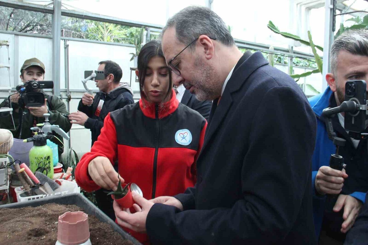 KOMİSYON ÜYELERİ, SABAH SAATLERİNDE ÖNCE EGE ÜNİVERSİTESİ ENGELLİ ÇOCUKLAR REHABİLİTASYON VE...