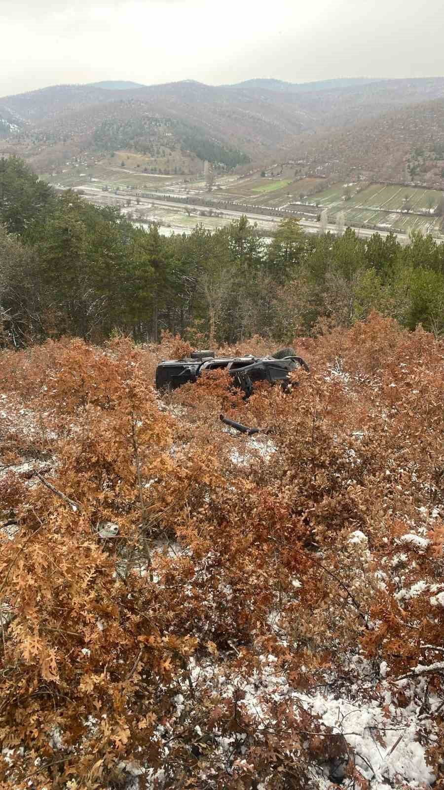 KONTROLDEN ÇIKAN OTOMOBİL KARŞI ŞERİDE GEÇTİ: 4 YARALI