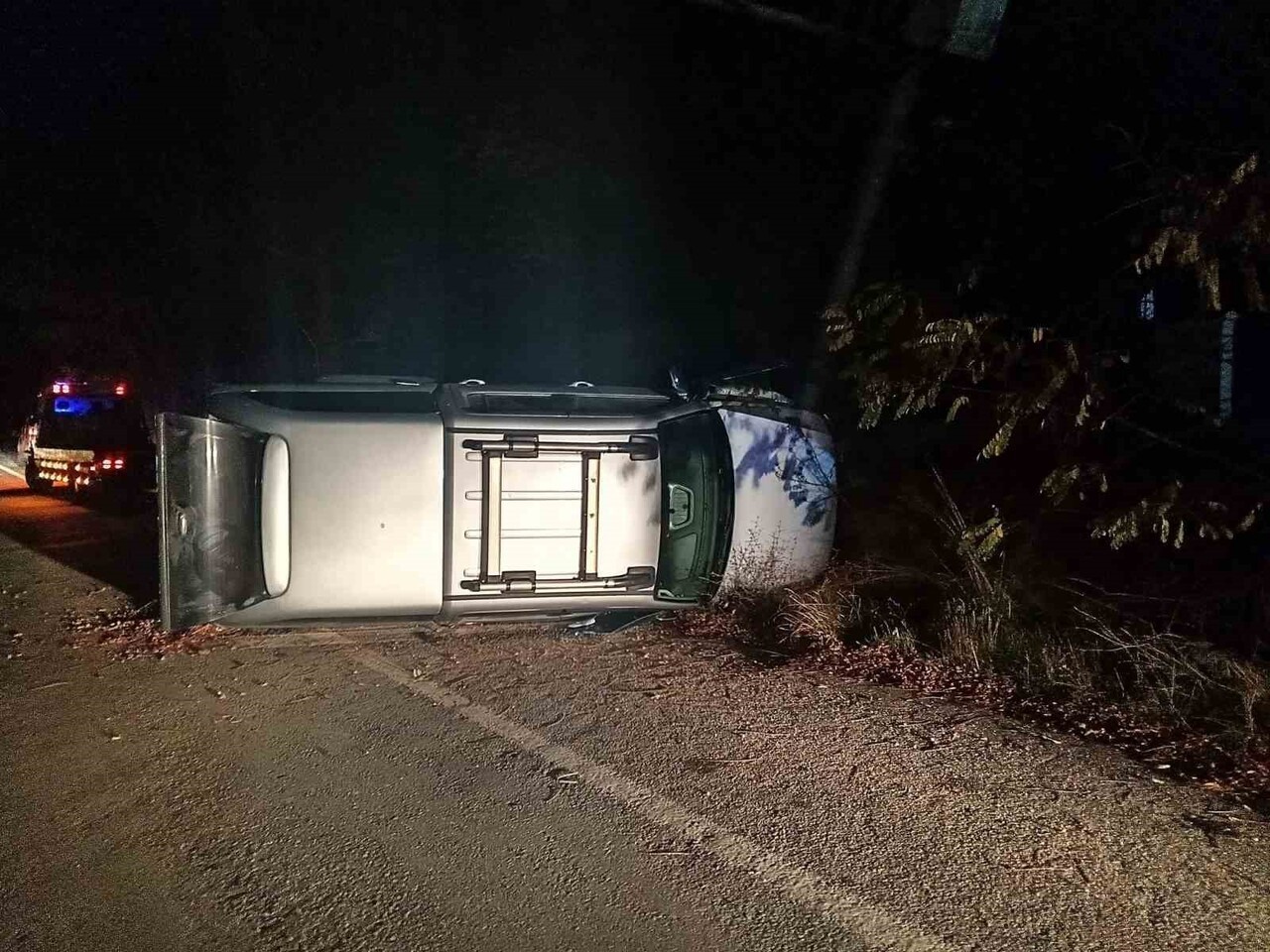 KONTROLDEN ÇIKAN PİKAP PTS DİREĞİNE ÇARPTI