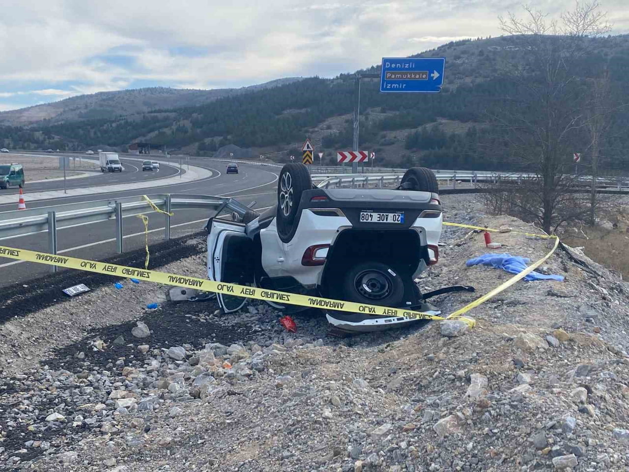 KONTROLDEN ÇIKINCA KARŞI ŞERİDE GEÇEN OTOMOBİL, REFÜJÜ AŞIP TAKLA ATTI.