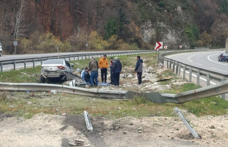 KONTROLDEN OTOMOBİL BARİYERLERE ÇARPIP REFÜJE GİRDİ; 2 KİŞİ YARALI