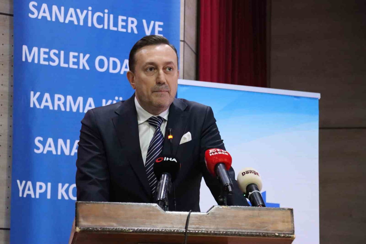 KONUŞMALARINI YAPMAK ÜZERE SAHNEYE ÇIKAN MURADİYE OSB YÖNETİM KURULU BAŞKANI OSMAN KIVIRCIK...