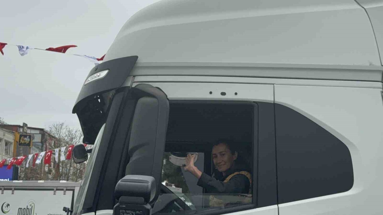 KONVOYDAKİ TIRLARDAN BİRİNİN DİREKSİYONUNDAKİ KADIN SÜRÜCÜ, VATANDAŞLARDAN ALKIŞ ALDI.