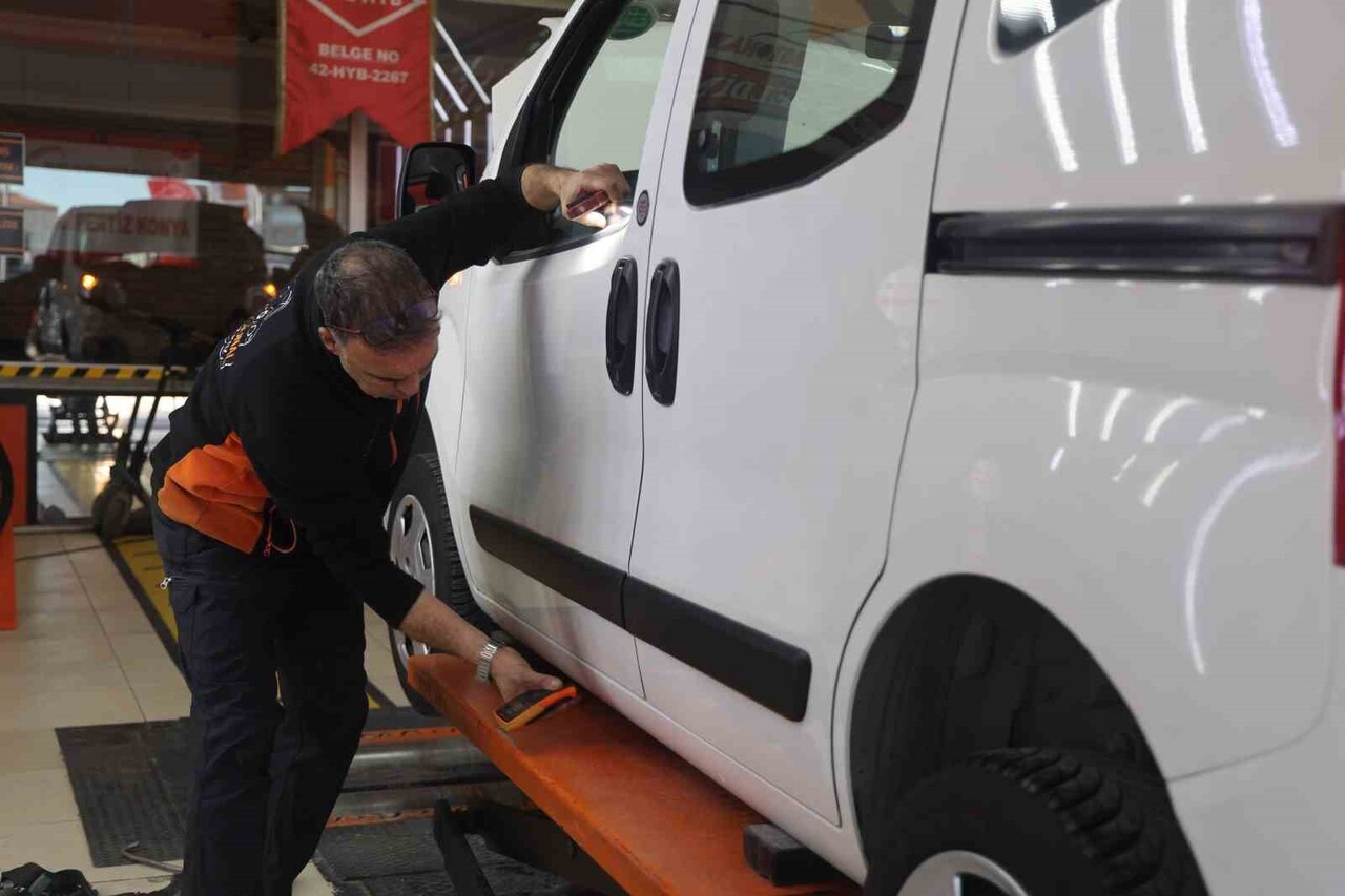 KONYA'DA OTOMOBİL ALMAK İSTEYEN BİR KİŞİ, 2 PARÇA DEĞİŞEN OLARAK BİLDİĞİ ARACI EKSPERTİZE GÖTÜRDÜ....