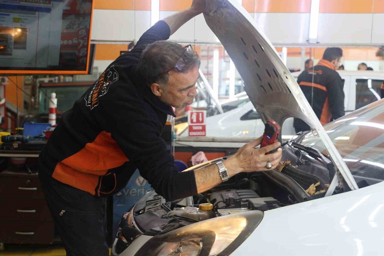 KONYA'DA OTOMOBİL ALMAK İSTEYEN BİR KİŞİ, 2 PARÇA DEĞİŞEN OLARAK BİLDİĞİ ARACI EKSPERTİZE GÖTÜRDÜ....