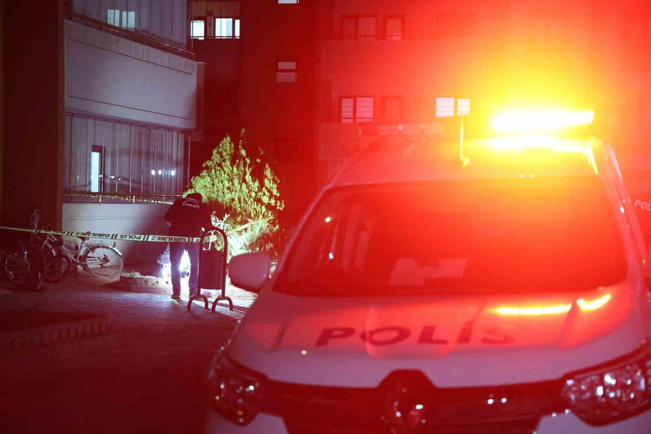 KONYA'DA ÖZEL DERS VERMEYE GİTTİĞİ SİTENİN ÖNÜNDE BOŞANMA AŞAMASINDAKİ ÖĞRETMEN KARISINI ÖLDÜREN...