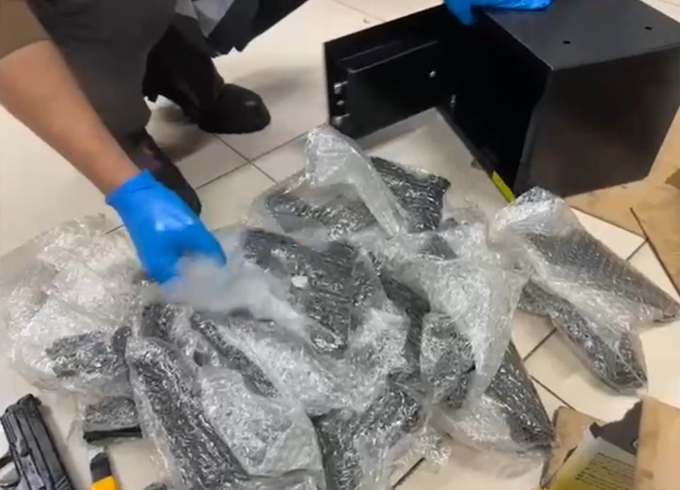 KONYA'DA POLİS EKİPLERİNİN DÜZENLEDİĞİ OPERASYONDA, KARGO GÖNDERİSİ İÇERİSİNDEKİ ÇELİK KASALARA...