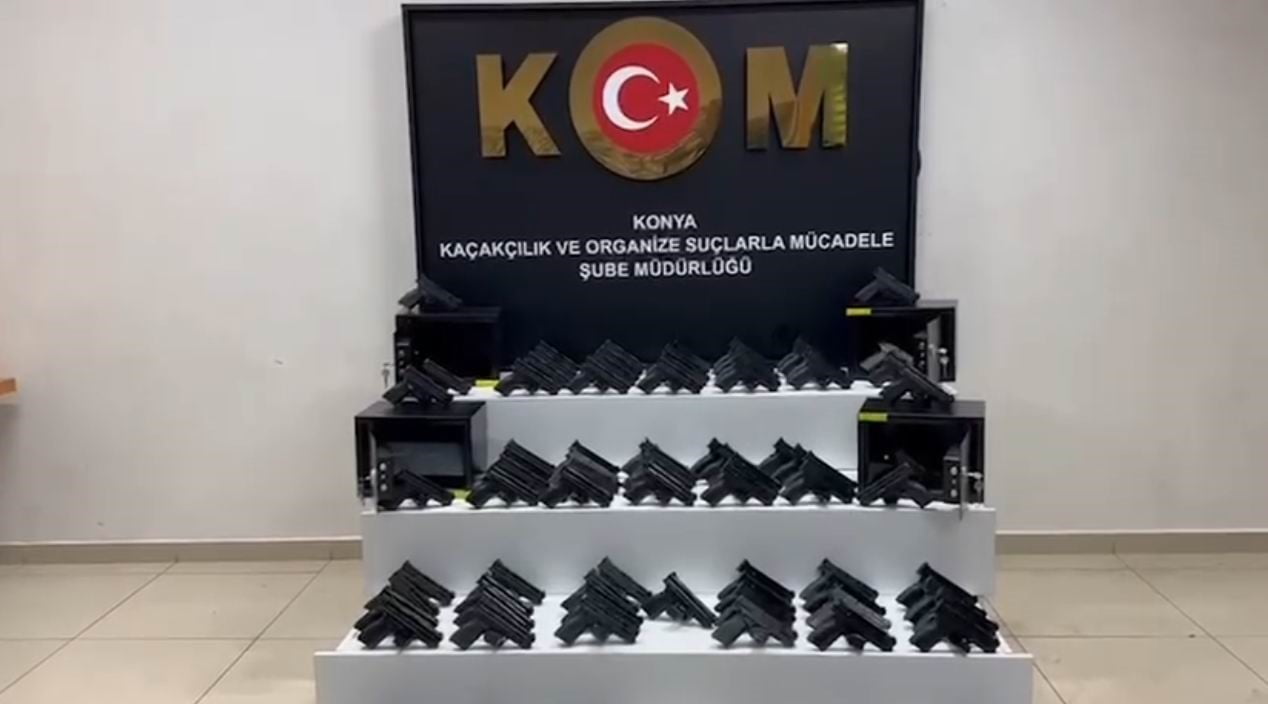 KONYA'DA POLİS EKİPLERİNİN DÜZENLEDİĞİ OPERASYONDA, KARGO GÖNDERİSİ İÇERİSİNDEKİ ÇELİK KASALARA...