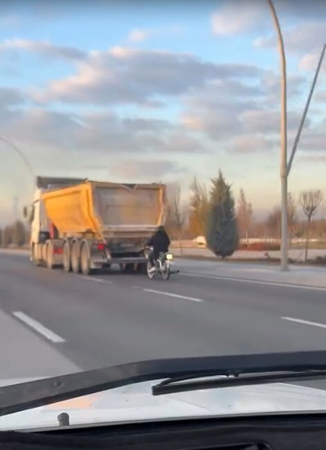 KONYA'DA SEYİR HALİNDEKİ TIRIN PEŞİNDE İLERLEYEN MOTOSİKLET SÜRÜCÜSÜ YÜREKLERİ AĞZA...