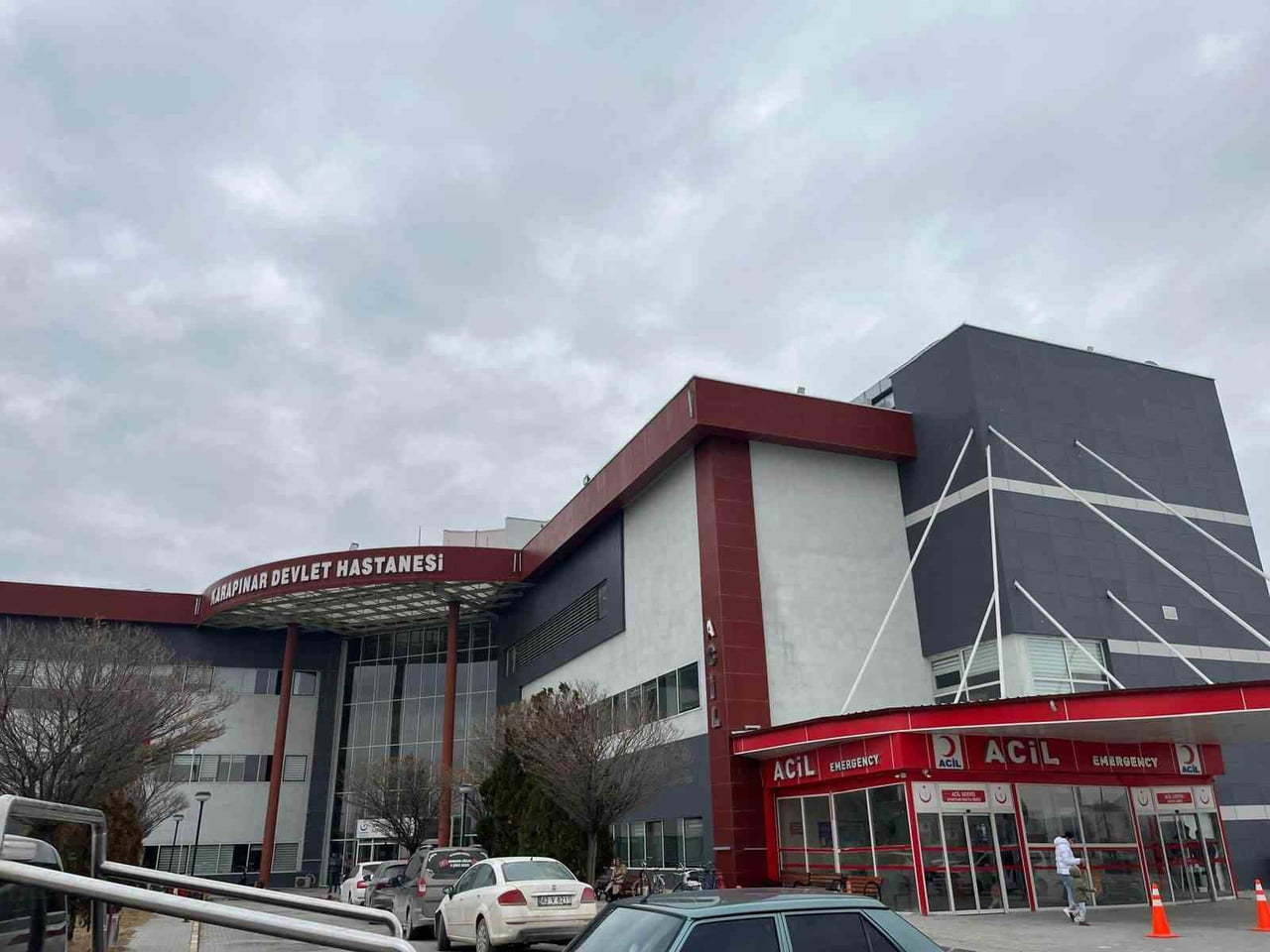 KONYA'NIN KARAPINAR İLÇESİNDE BİR TIR İLE İKİ OTOMOBİLİN KARIŞTIĞI ZİNCİRLEME TRAFİK KAZASINDA 1...