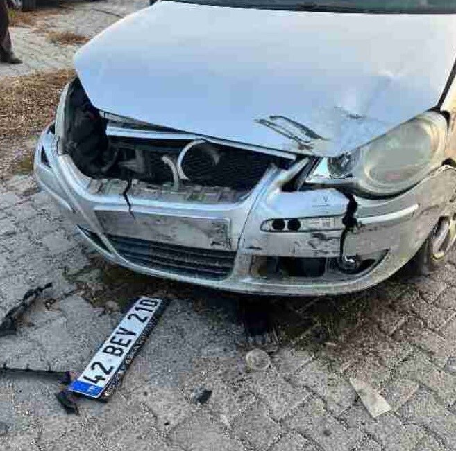 KONYA'NIN KARAPINAR İLÇESİNDE CİP İLE OTOMOBİLİN ÇARPIŞMASI SONUCU 1 KİŞİ YARALANDI.