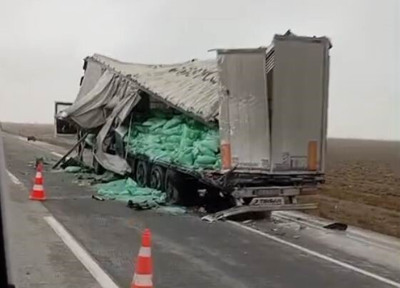 KONYA'NIN KARAPINAR İLÇESİNDE SEYİR HALİNDEKİ TIRIN ARIZA NEDENİYLE BANKETTE DURAN TIRIN DORSESİNE...