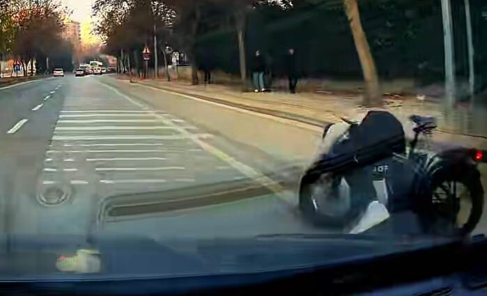 KONYA’DA ELİ CEBİNDE GİDEN BİSİKLETLİ ARABA ALTINDA KALMAKTAN SON ANDA KURTULDU.