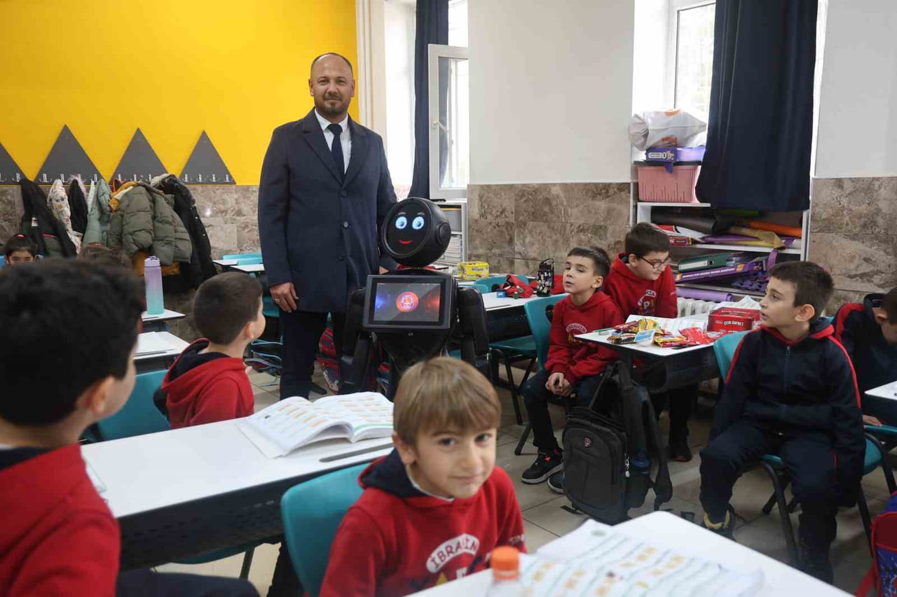 KONYA’DA ÖZGÜ GELENEKLERDEN OLAN ŞİVLİLİKLE ÇOCUKLARA PAYLAŞIMI ÖĞRETİLİRKEN, OKULDA İSE HER GEÇEN...