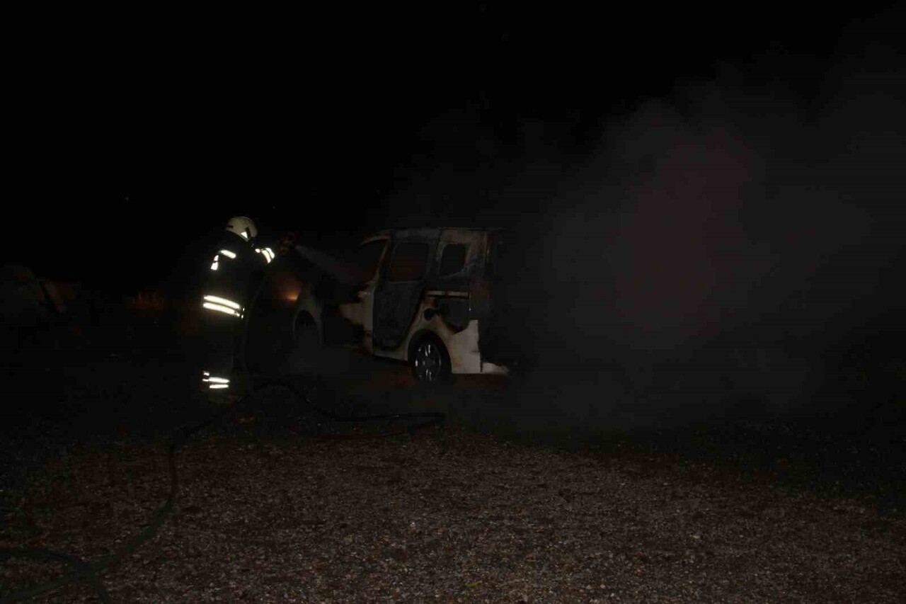 KONYA’NIN BEYŞEHİR İLÇESİNDE İDDİAYA GÖRE AİLESİYLE TARTIŞAN KİŞİ, PARK HALİNDEKİ ARACI ATEŞE...