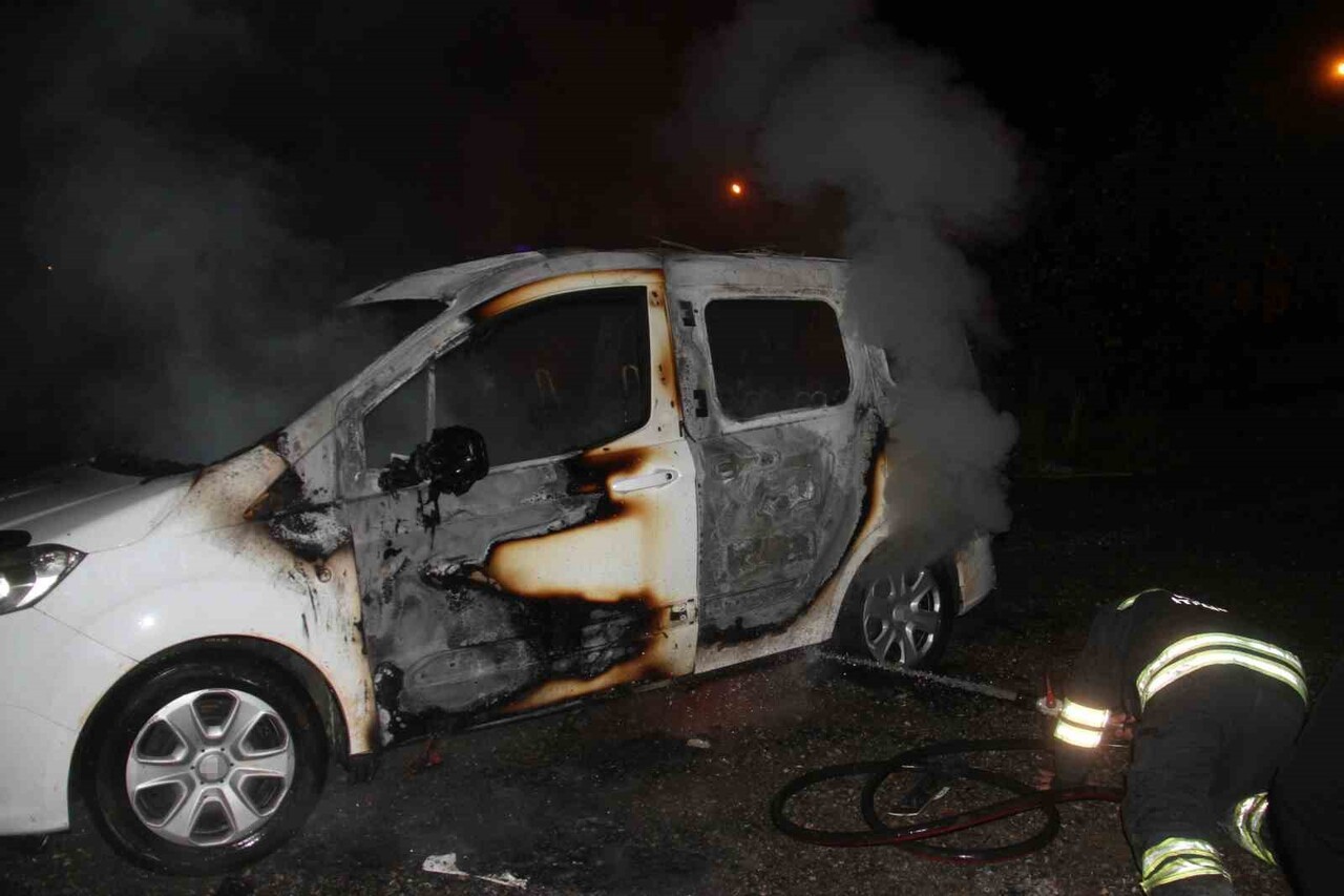 KONYA’NIN BEYŞEHİR İLÇESİNDE İDDİAYA GÖRE AİLESİYLE TARTIŞAN KİŞİ, PARK HALİNDEKİ ARACI ATEŞE...