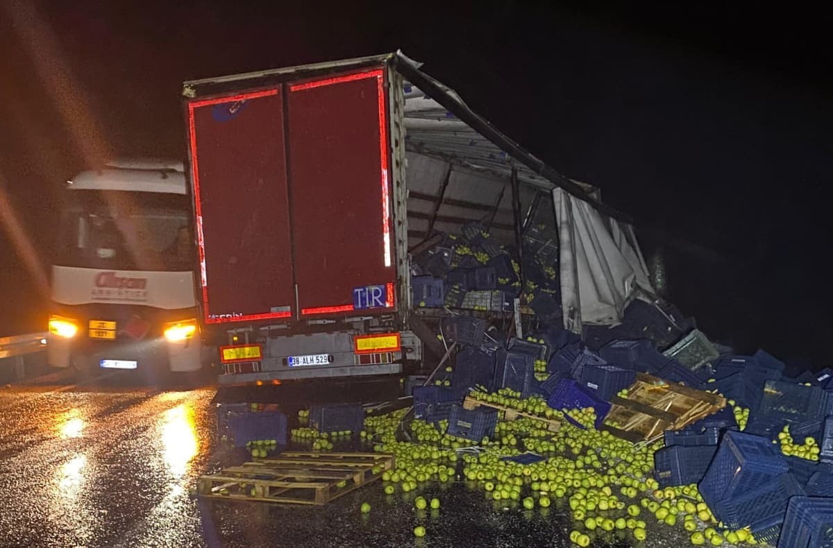 KONYA’NIN BEYŞEHİR İLÇESİNDE TIR, SÜRÜCÜSÜNÜN DİREKSİYON HAKİMİYETİNİ KAYBETMESİ SONUCU...