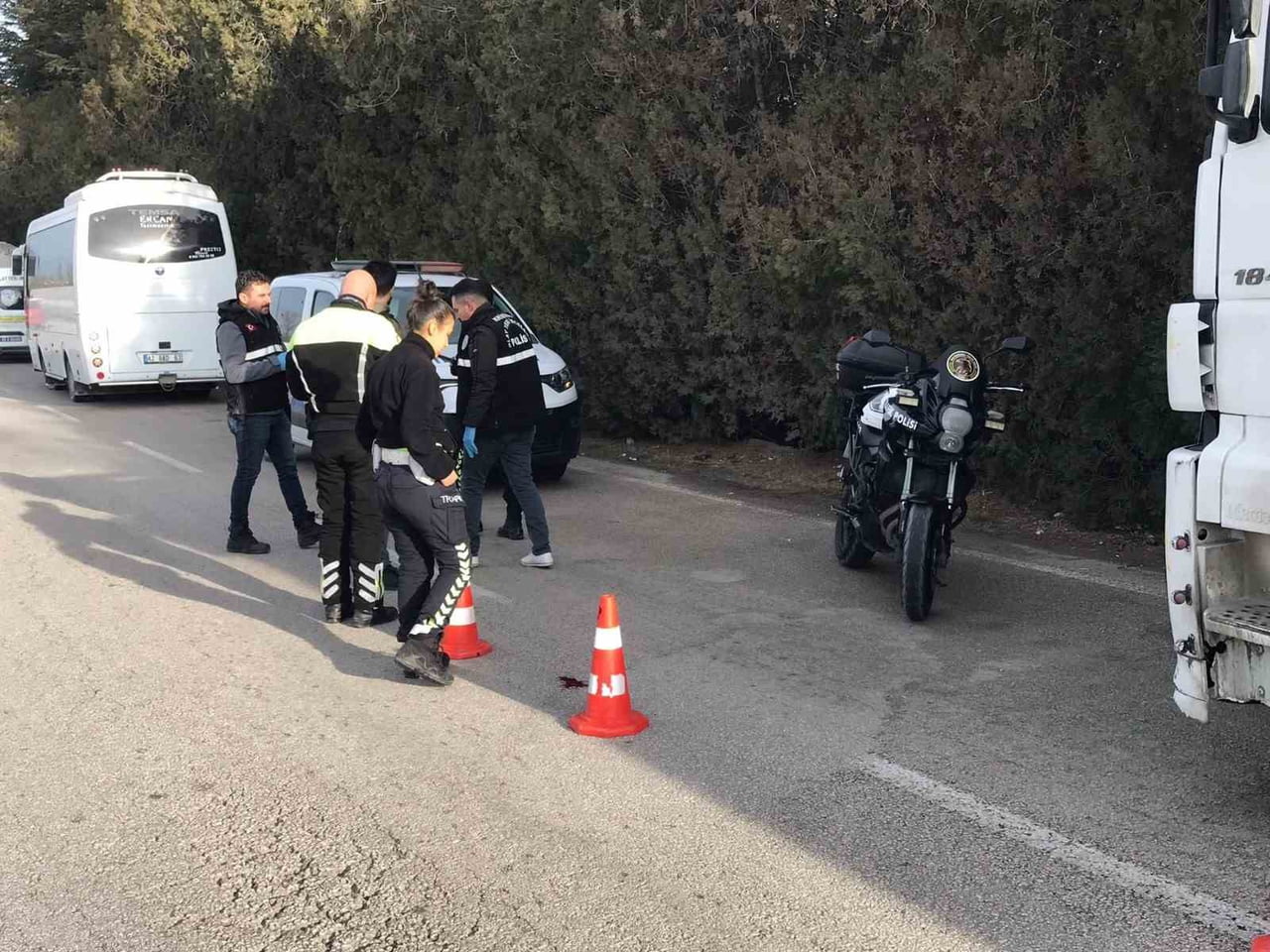 KONYA’NIN EREĞLİ İLÇESİNDE TANKER SÜRÜCÜSÜNE İŞÇİ SERVİSİNİN ÇARPMASI SONUCU MEYDANA GELEN TRAFİK...