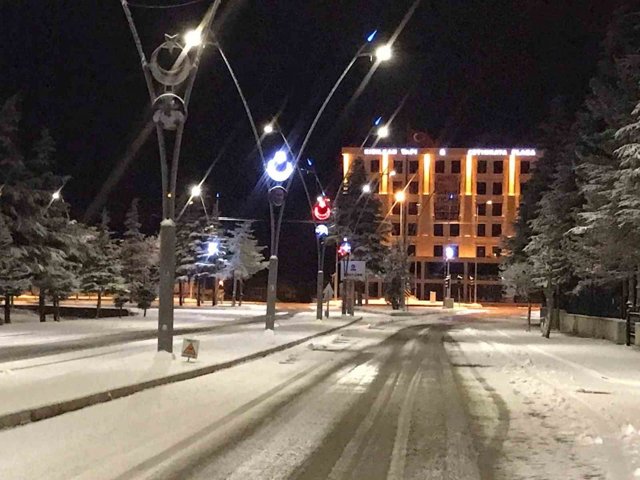 KONYA’NIN EREĞLİ İLÇESİNE MEVSİMİN İLK KARI YAĞDI.