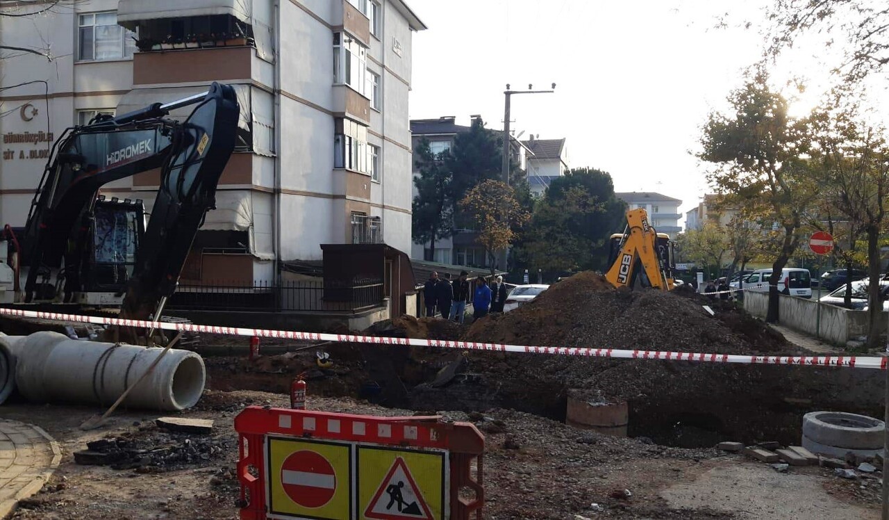 KÖRFEZ İLÇESİNDE ALTYAPI ÇALIŞMALARI SIRASINDA İŞ MAKİNESİNİN DOĞALGAZ ANA BORUSUNU PATLATMASI...