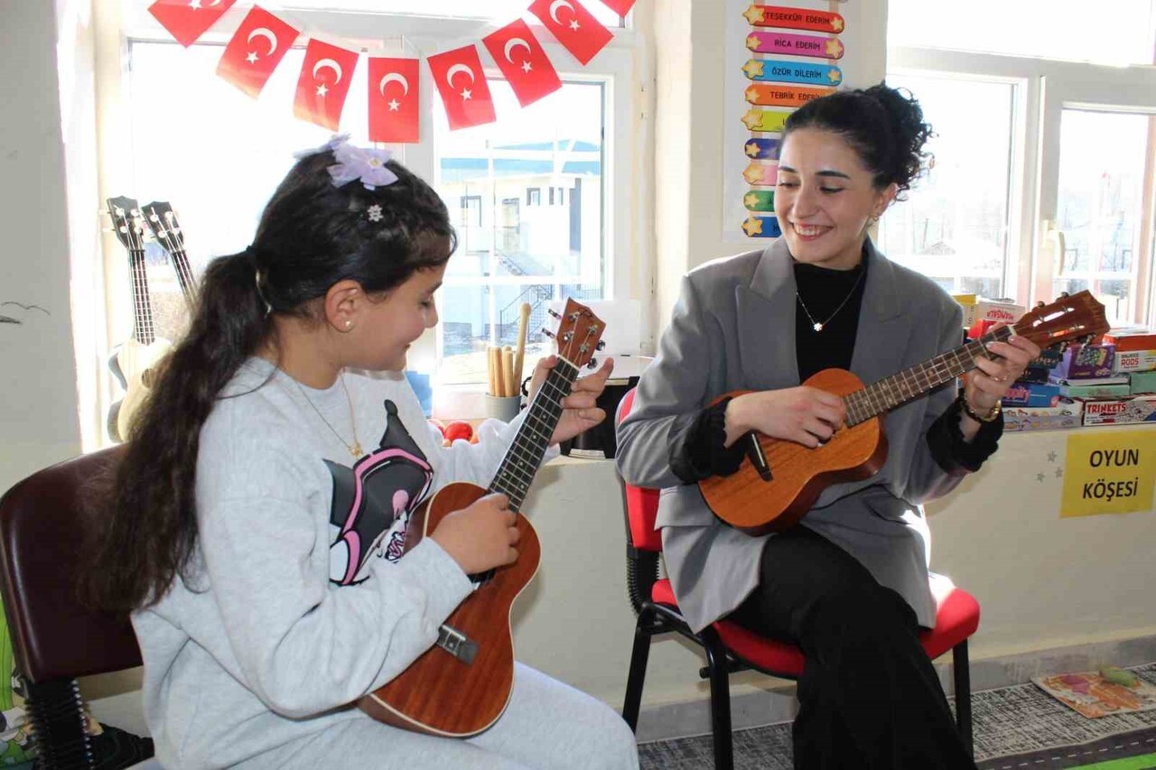 KÖY OKULUNDA TEK BAŞINA MUCİZELER YARATAN ÖĞRETMEN: "ONLARIN GÖZLERİNDEKİ UMUT BANA GÜÇ...