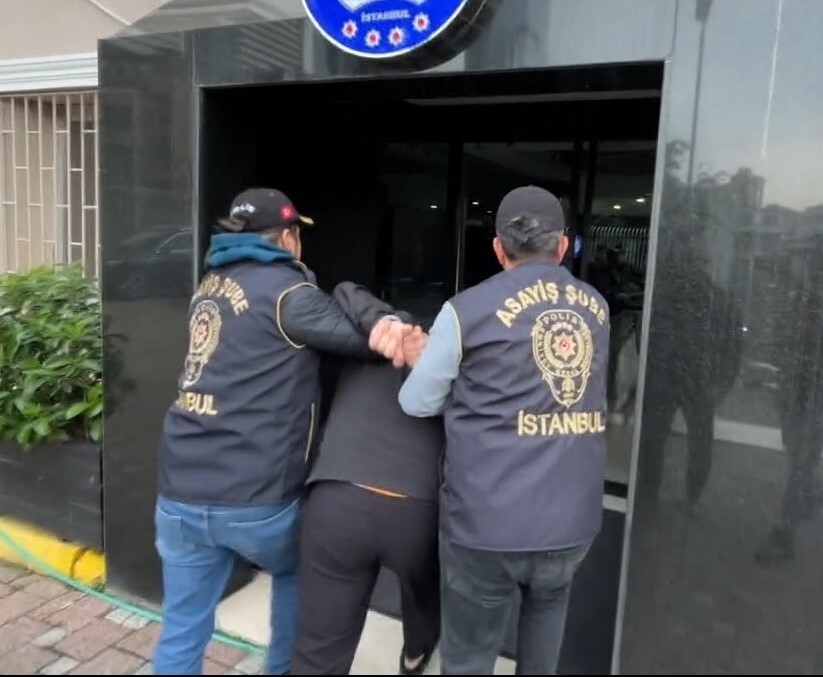 KÜÇÜKÇEKMECE'DE, 2 YIL 8 AY KESİNLEŞMİŞ CEZASI BULUNAN VE POLİSİN ‘DUR' İHTARINA UYMAYARAK ARAÇLA...