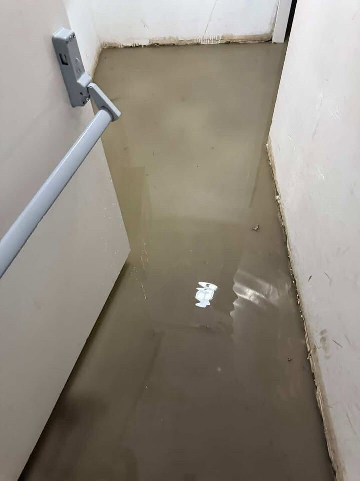 KÜÇÜKÇEKMECE'DE BİR SİTENİN OTOPARKINI SU BASTI. OTOPARKTA ARACI OLAN VATANDAŞLAR ZOR ANLAR...