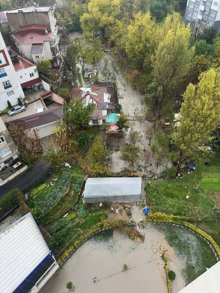KÜÇÜKÇEKMECE'DE BİR SİTENİN OTOPARKINI SU BASTI. OTOPARKTA ARACI OLAN VATANDAŞLAR ZOR ANLAR...