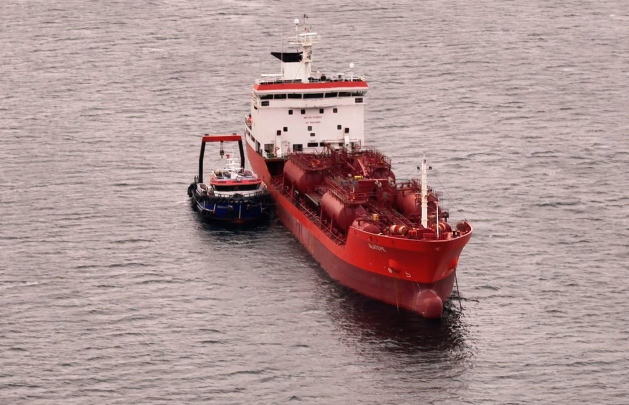 KÜÇÜKÇEKMECE'DE DEMİR SAHASINDA TÜRK BANDIRALI ALATEPE TANKERİNİ KURTARMA VE HASAR TESPİT...