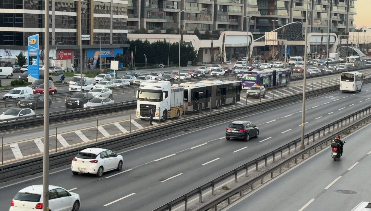 KÜÇÜKÇEKMECE'DE METROBÜSÜN MOTOR KISMINDA YANGIN ÇIKTI. YOLCULAR KISA SÜREDE TAHLİYE EDİLİRKEN...