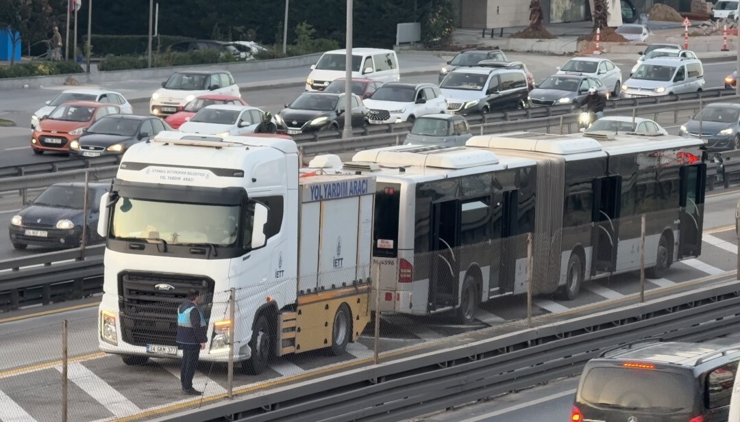KÜÇÜKÇEKMECE'DE METROBÜSÜN MOTOR KISMINDA YANGIN ÇIKTI. YOLCULAR KISA SÜREDE TAHLİYE EDİLİRKEN...