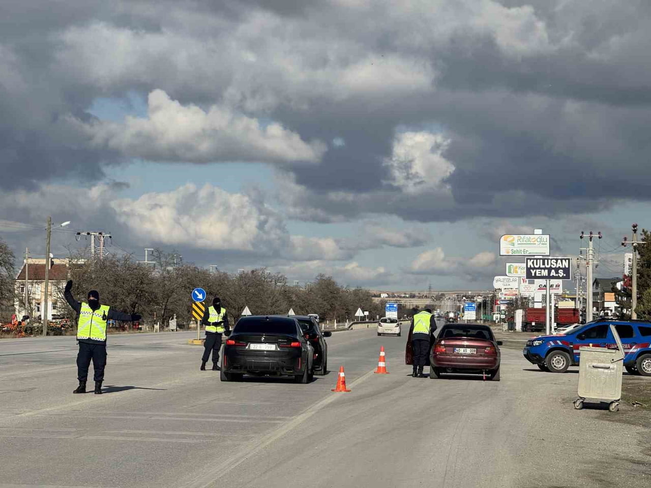 KULU İLÇESİNDE YILBAŞI ÖNCESİ TRAFİK TEDBİRLERİ KAPSAMINDA JANDARMA EKİPLERİ YOL GÜVENLİĞİ VE...