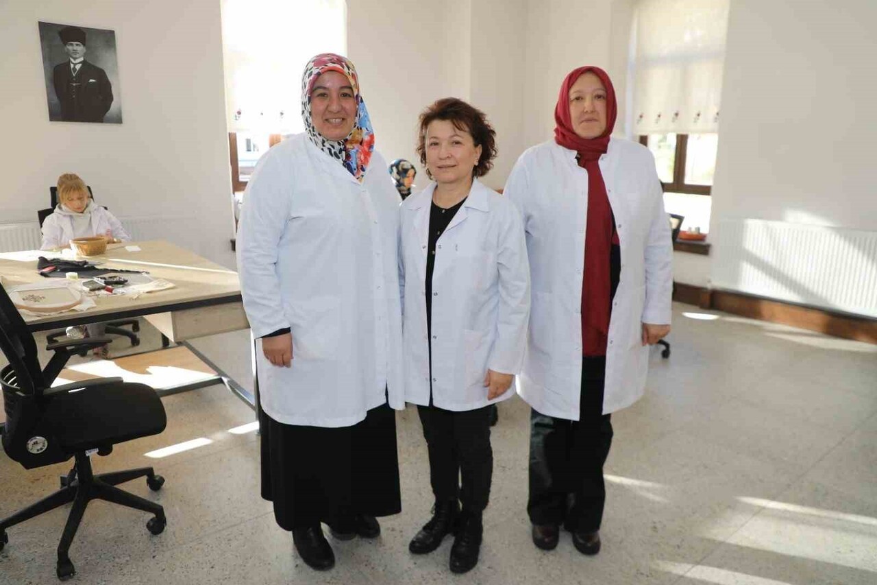 KURSLARA ARALIKSIZ DEVAM EDEN KADINLAR, BU ÇALIŞMALARLA YETİNMEYEREK USTALIK İÇİN GEREKLİ KURS...