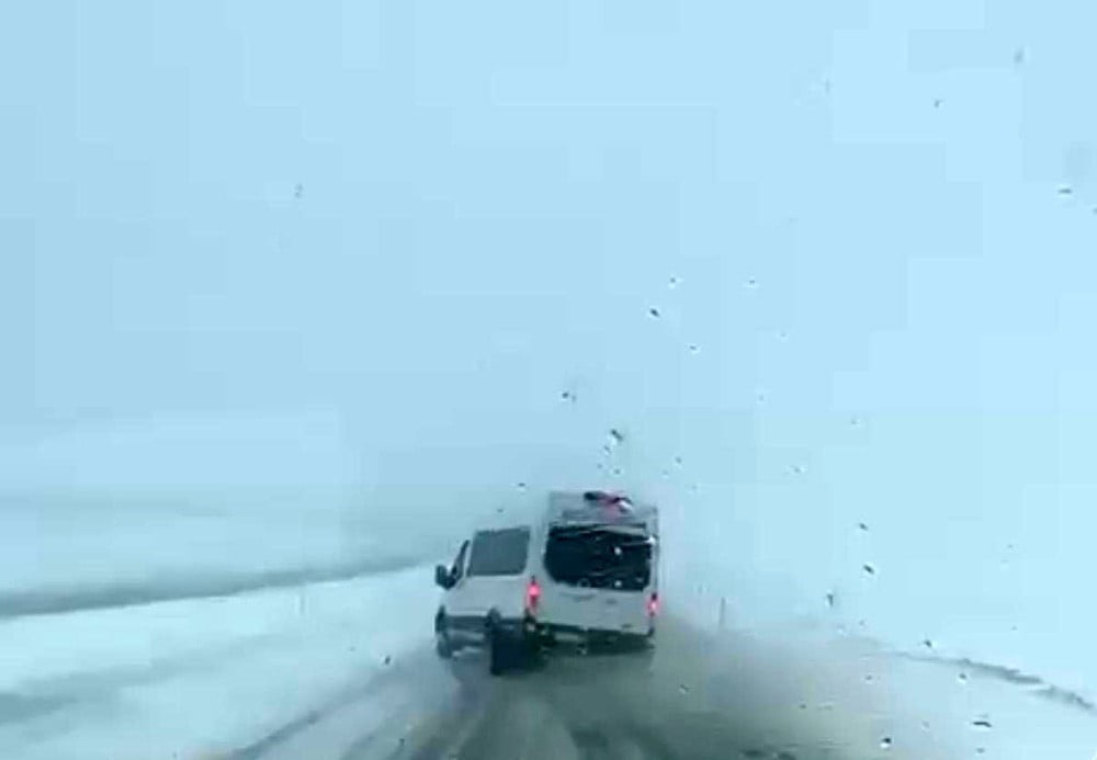 KURTALAN İLÇESİNDE SEYİR HALİNDEKİ MİNİBÜSÜN KIL PAYI ATLATTIĞI KAZA KAMERAYA YANSIDI.