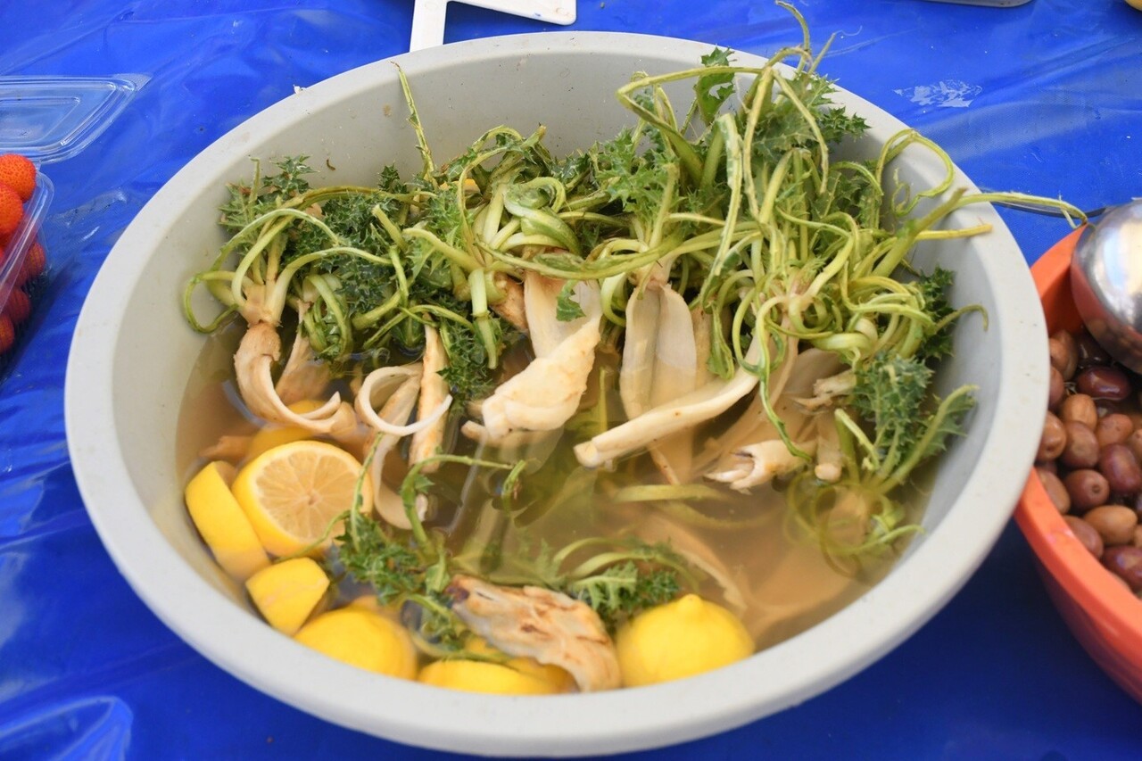 KUŞADASI'NDA YEREL ÜRETİCİ SERGİSİ'NIN TEZGAHLARI KIŞA ÖZGÜ SEBZE VE MEYVELERLE DOLDU