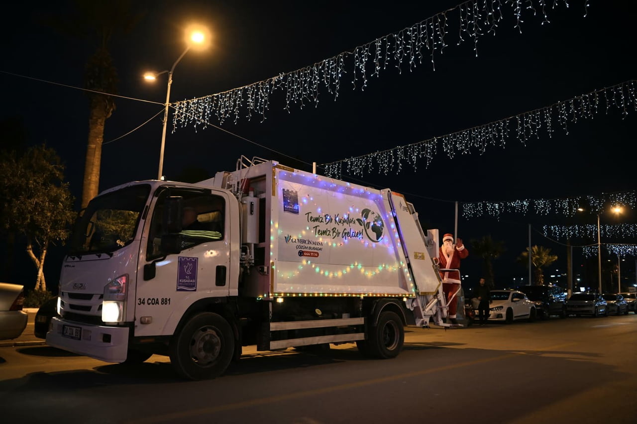 KUŞADASI BELEDİYESİ, YENİ YIL ÖNCESİ ÇEVRE TEMİZLİĞİNE DİKKAT ÇEKMEK İÇİN ÇÖP KAMYONLARINI...