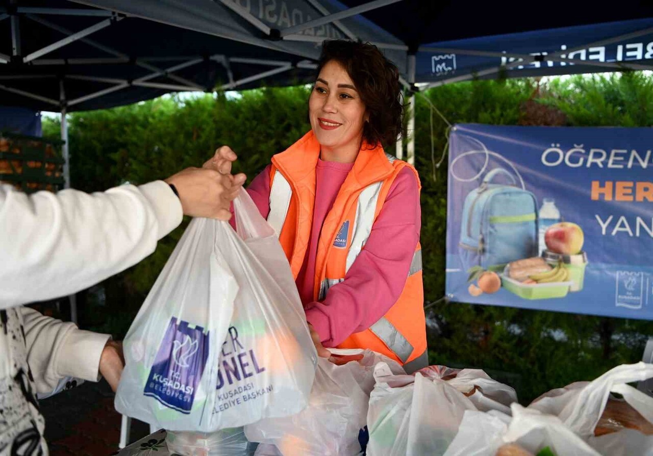 KUŞADASI’NDA BESLENME ÇANTALARINI BELEDİYE DOLDURUYOR