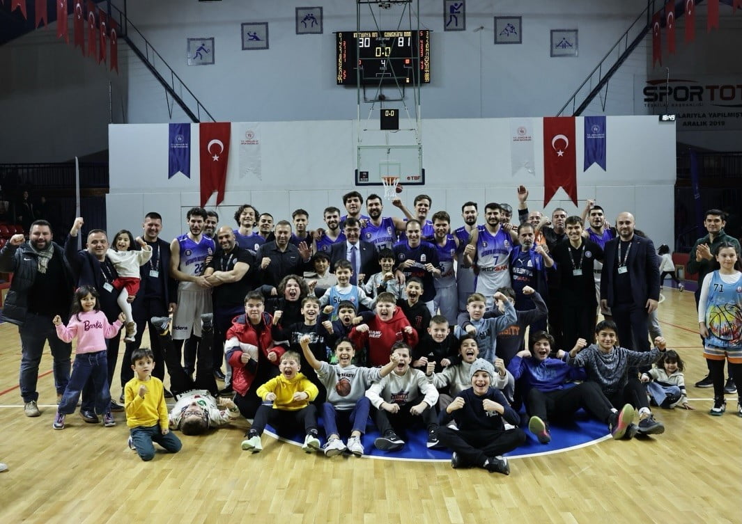 KÜTAHYA BELEDİYESPOR BASKETBOL TAKIMI ZİRVE YARIŞINI SÜRDÜRÜYOR
