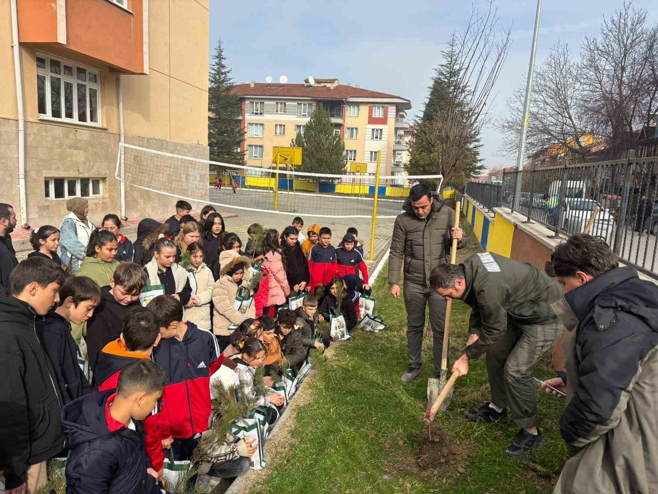 KÜTAHYA’DA ÖĞRENCİLER FİDANLARI TOPRAKLA BULUŞTURDU