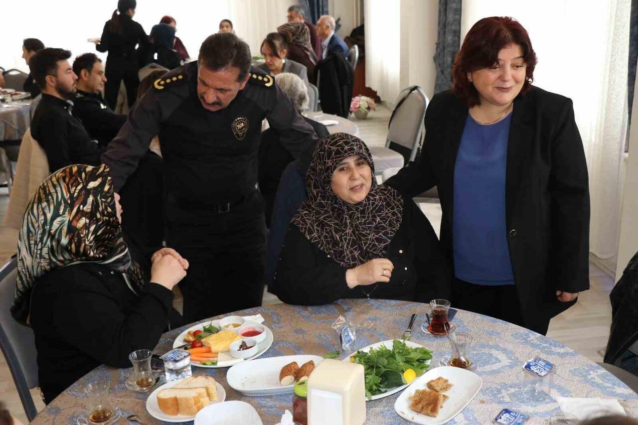 KÜTAHYA EMNİYETİ ŞEHİT AİLELERİ VE GAZİLERLE KAHVALTIDA BULUŞTU