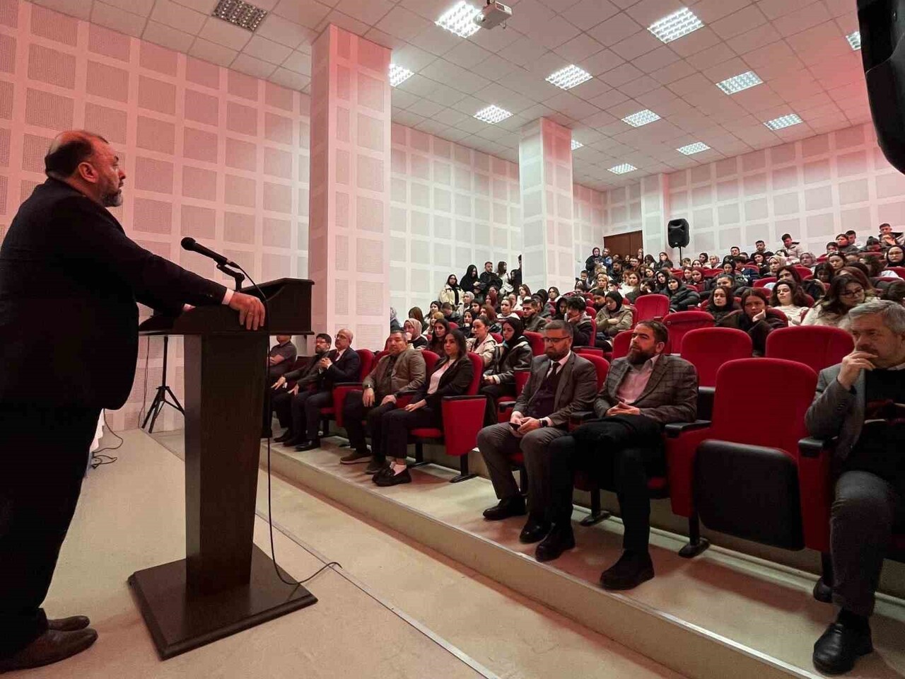 KÜTAHYA İL MÜFTÜSÜ İRFAN AÇIK, KONUŞMASINDA GENÇLERİN ŞAHSİYET İNŞASINDA HZ. PEYGAMBER'İN...