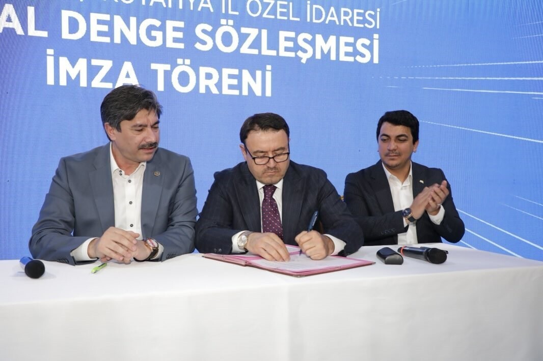 KÜTAHYA İL ÖZEL İDARESİ'NDE 'SOSYAL DENGE TAZMİNATI SÖZLEŞMESİ' SEVİNCİ