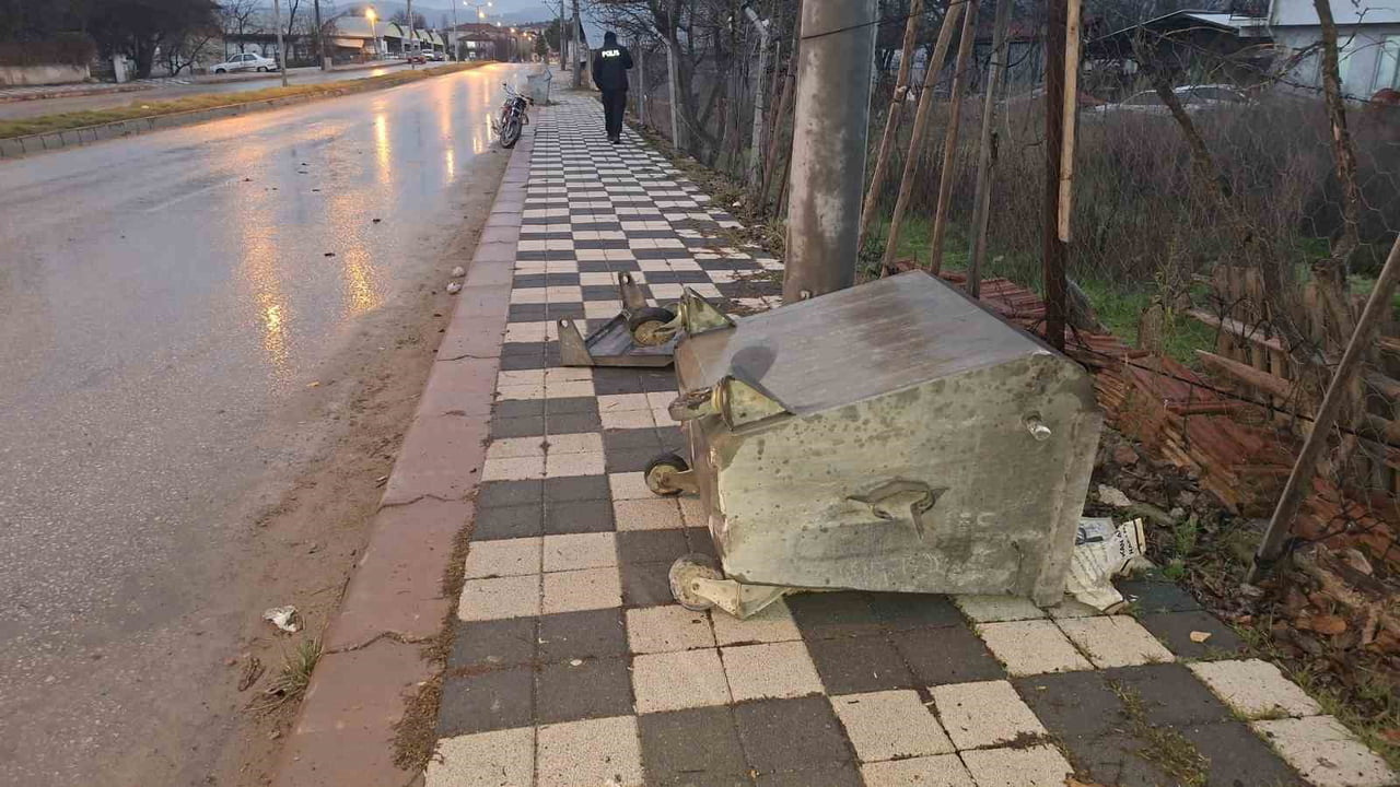 KÜTAHYA’NIN HİSARCIK İLÇESİNDE SÜRÜCÜSÜNÜN KONTROLÜNDEN ÇIKAN MOTOSİKLET KALDIRIMDAKİ ÇÖP...