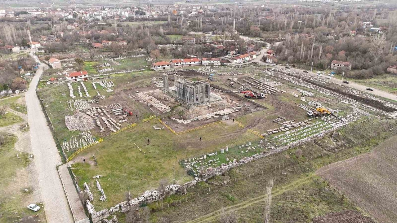 KÜTAHYA VALİSİ MUSA IŞIN, ÇAVDARHİSAR İLÇESİNDE BULUNAN AİZANOİ ANTİK KENTİ'NDE YÜRÜTÜLEN KAZI VE...