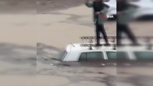 Kuzey Afrika ülkesi Fas'ın batısında etkili olan şiddetli yağışların yol açtığı selde 21 kişi...